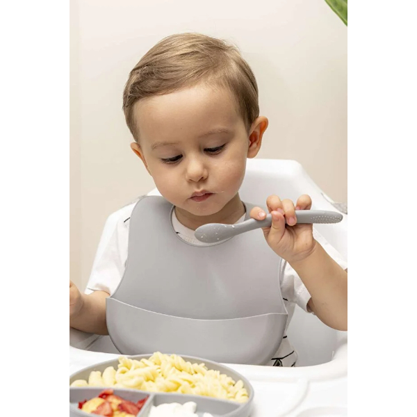 Gri 3’lü Silikon Yemek Seti – Önlük + Diş Kaşıyıcılı Kaşık + Vakumlu Tabak     - 4